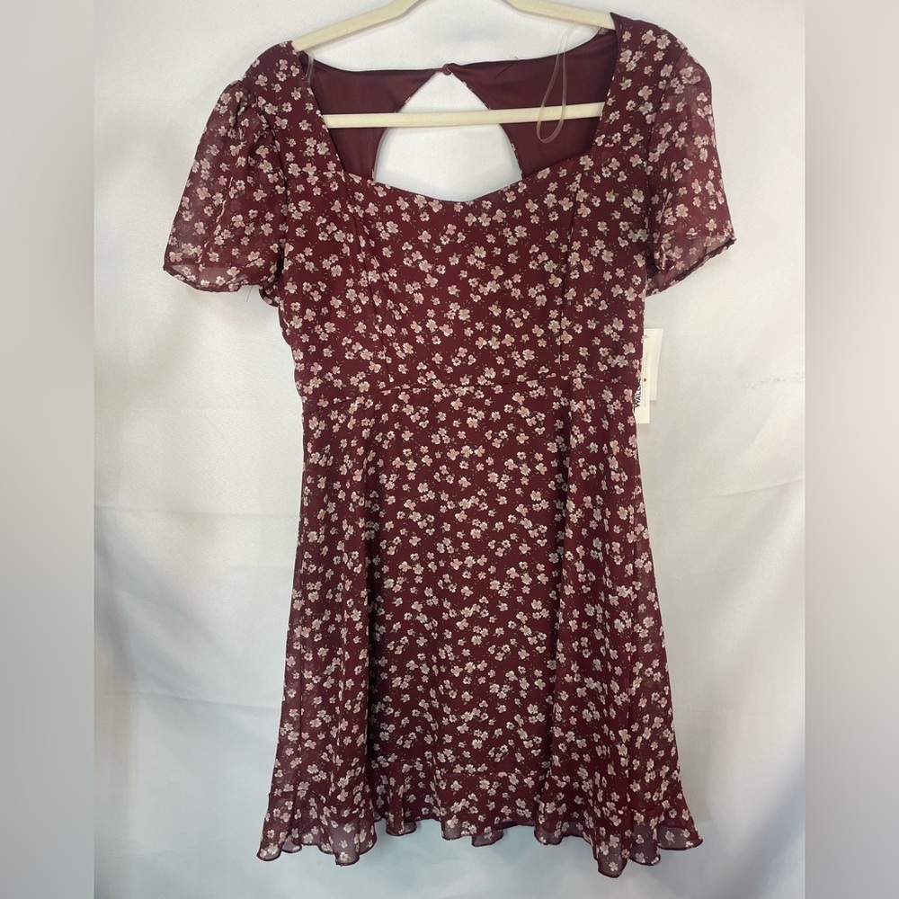 Floral dress with an open back, flirty and feminine.. NWT by Wallflower